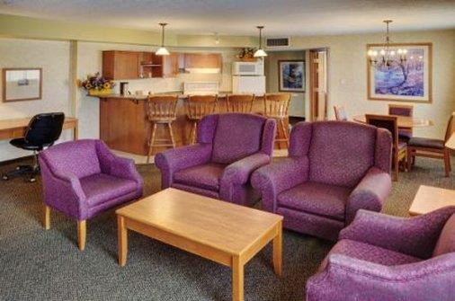 Lakeview Inns & Suites - Хинтън Стая снимка
