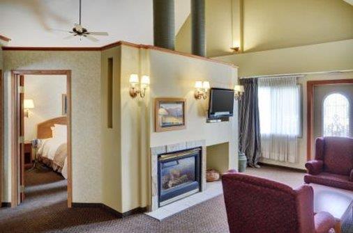 Lakeview Inns & Suites - Хинтън Стая снимка